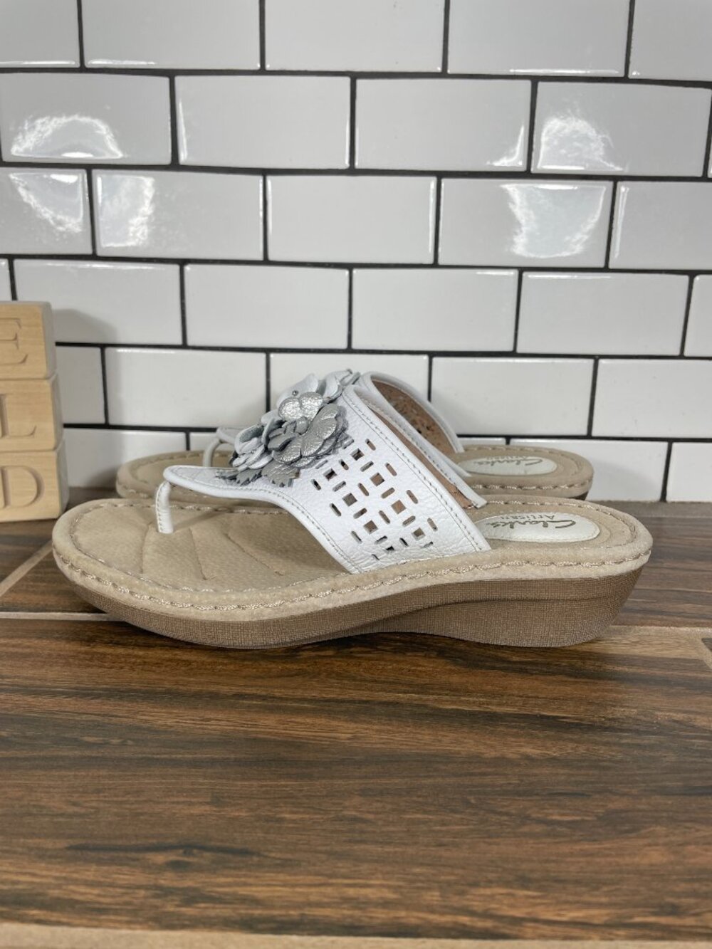 Clarks Posey Zela Shoes Womens Size 8 White Silver Leather Platform Thong Sandal